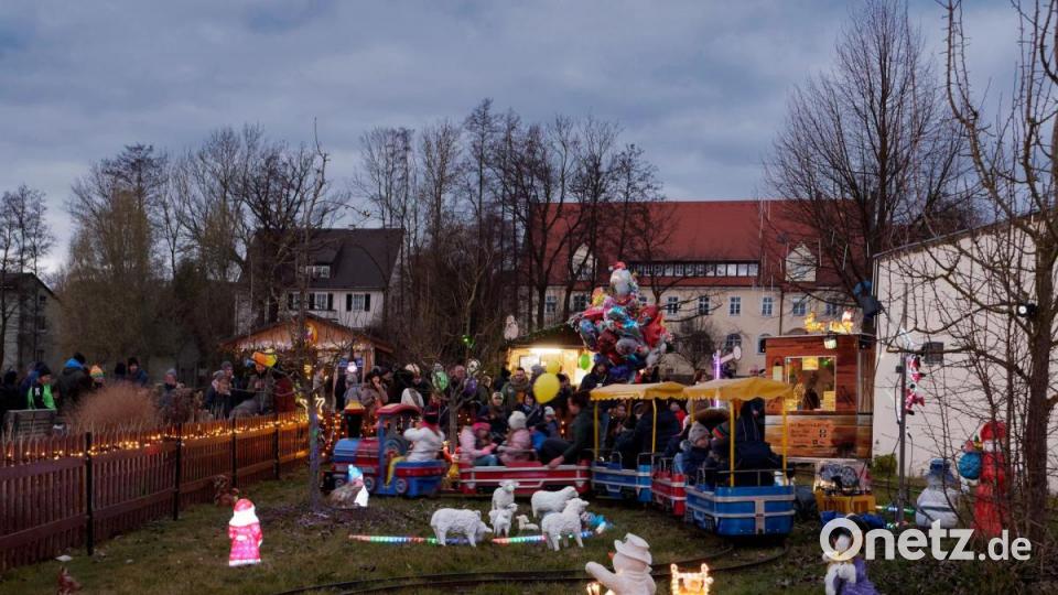 Auch der achte Tirschenreuther Weihnachtsmarkt entpuppt sich gleich am ersten Wochenende als Publikumsmagnet und ist damit ein voller Erfolg für den Lions-Club als Veranstalter. Bild: tr