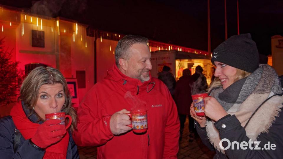 Auch der achte Tirschenreuther Weihnachtsmarkt entpuppt sich gleich am ersten Wochenende als Publikumsmagnet und ist damit ein voller Erfolg für den Lions-Club als Veranstalter. Bild: tr