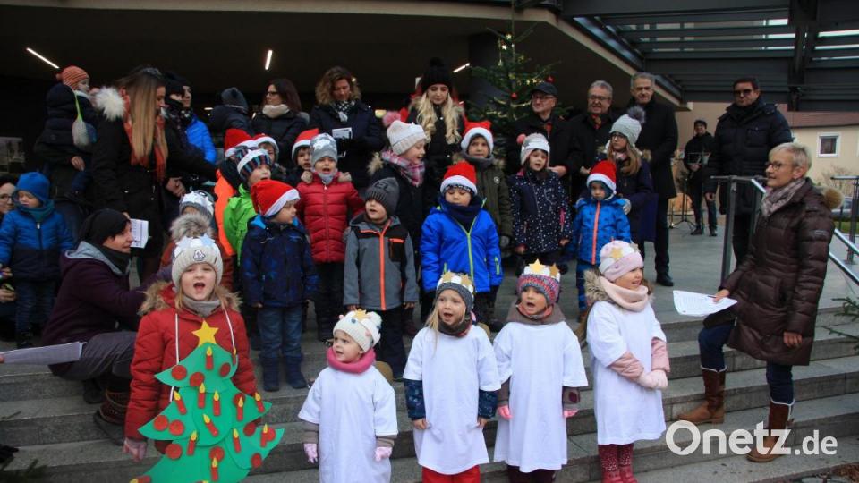 Musikalisch eröffnet wurde der 33. Weihnachtsmarkt von den Buben und Mädchen des Kindergartens St. Josef. Bild: wro