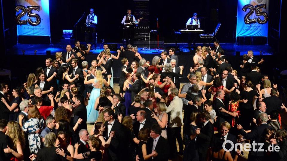 Ein prächtiger Jubiläumsball. Dafür sorgte ein tüchtiges Organisationsteam und die Showband "Andorras". Bild: Kunz
