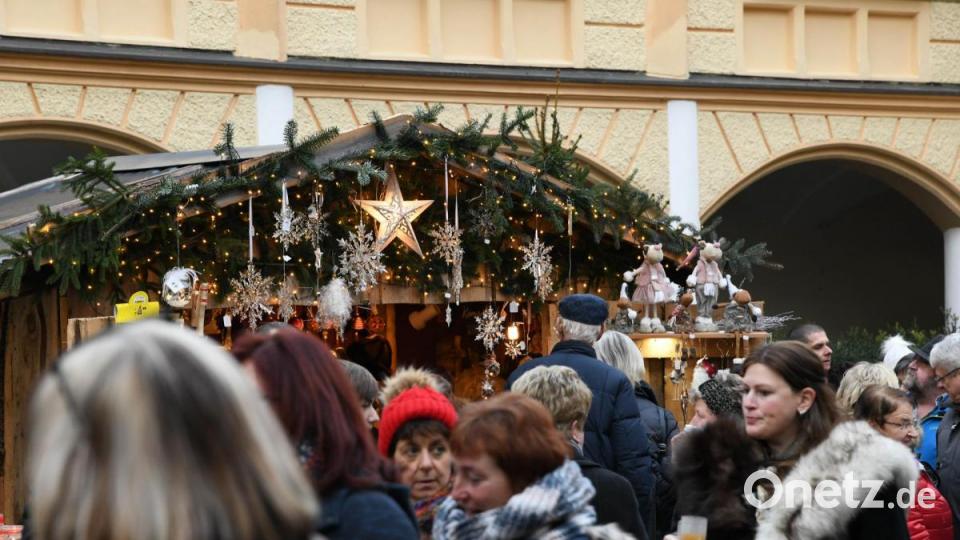 Weihnachtsbeleuchtung und filigrane Sterne begrüßen die Besucher bereits am Eingang des Schlossinnenhofes. Bild: Freya Stoeckl