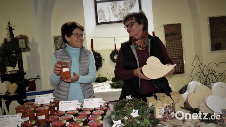 Carola Frank und Erna Franz hatten Selbstgemachtes und Weihnachtsschmuck dabei. Bild: ubb
