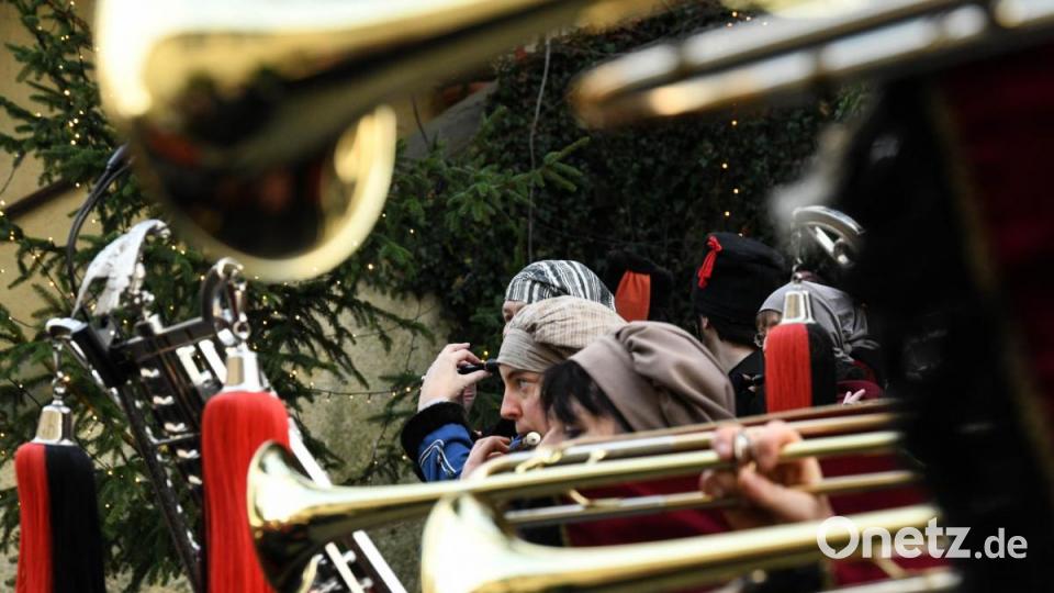 Die Musikantengruppe Trenck der Panduren aus Waldmünchen spielte zur Eröffnung ein Standkonzert. Bild: Freya Stoeckl
