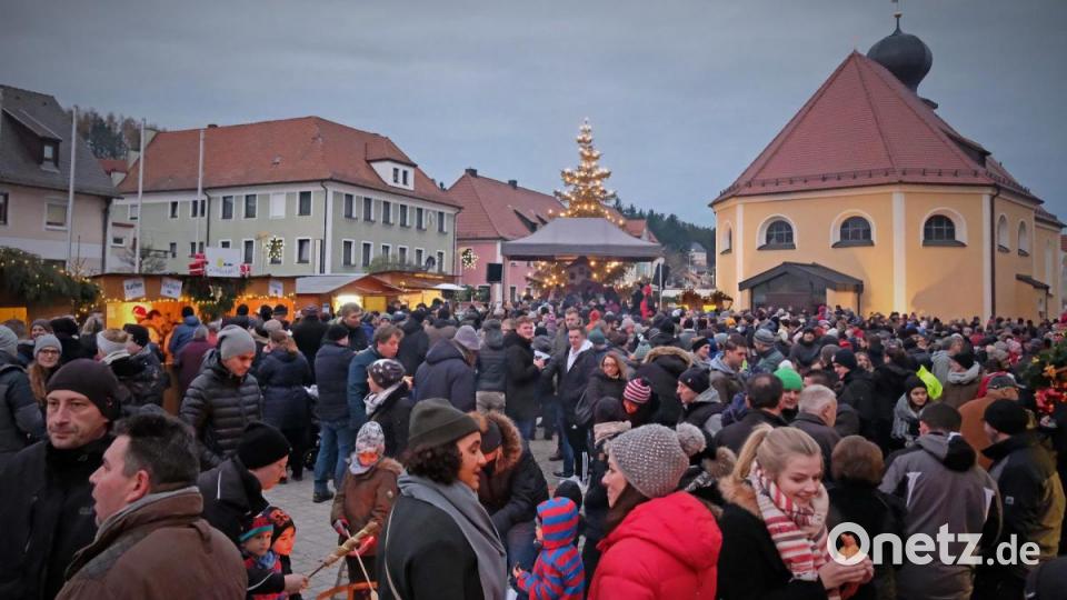 Großer Andrang auf dem Adventsmarkt am Marktplatz Bild: twi