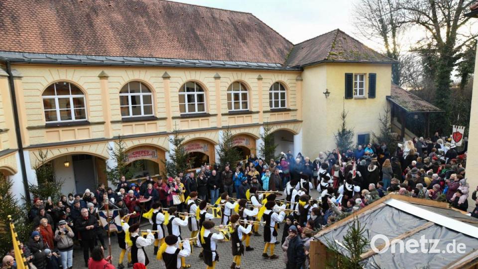 Feierlicher Einzug der Gruppen in den Schlosshof. Bild: Freya Stoeckl