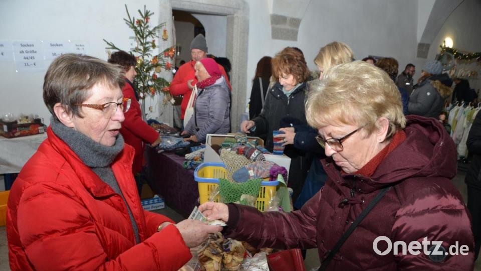 Selbstgestrickte Socken oder die ersten selbstgebackenen Stollen und Plätzchen waren am Missionsstand der Renner. Bild: dob