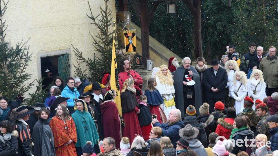 Großer Andrang herrschte bei der Eröffnungsansprache von Burkhard Graf Beissel von Gymnich im Schlosshof. Bild: Freya Stoeckl