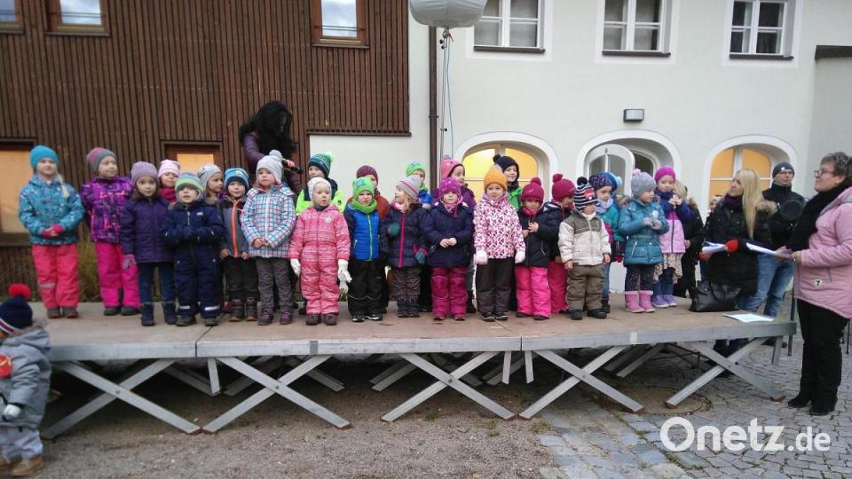 Mit Gesang und Prosa stimmte der süßer Kindergarten &quot;Der gute Hirte&quot; auf Weihanchten ein. Bild: mma