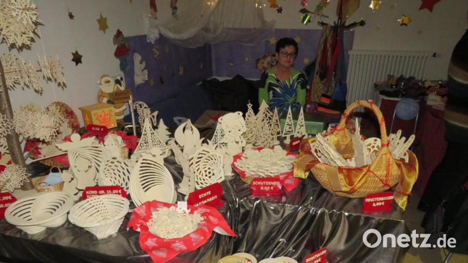 Allerlei Adventsdeko wird für den guten Zweck verkauft. Bild: adj
