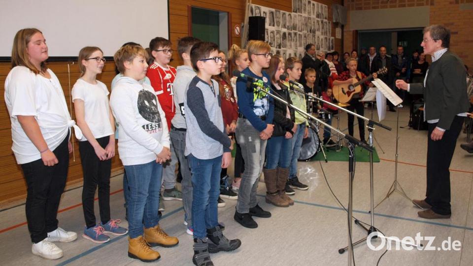 „Applaus“ hieß das Lied, das die 6. Klasse und Leitung von Fachlehrerin Agnes Kramer gemeinsam mit den Gästen sang. Bild: sön