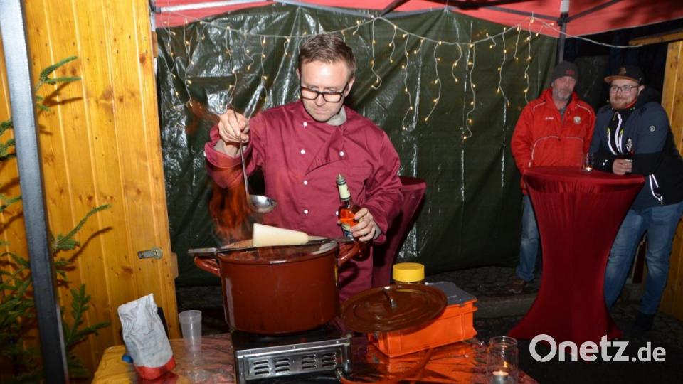 Die Feuerzangenbowle von Max Gebert kommt bei den Besuchern bestens an. Bild: dob