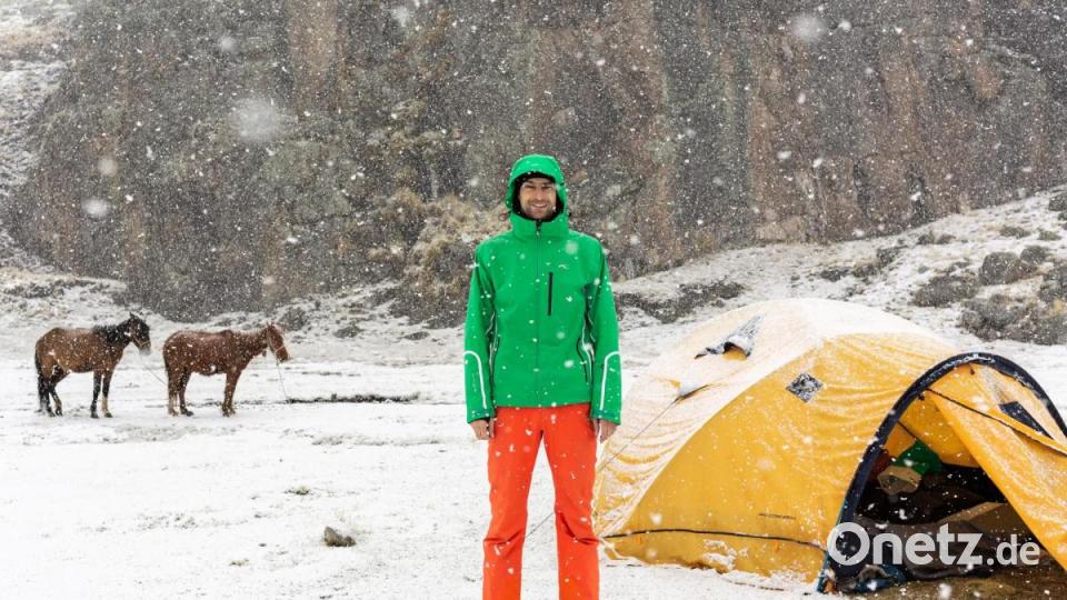 Das Basislager bei Schnee für die Tour zum Chachacomani in den Anden. Bild: Philipp Jander