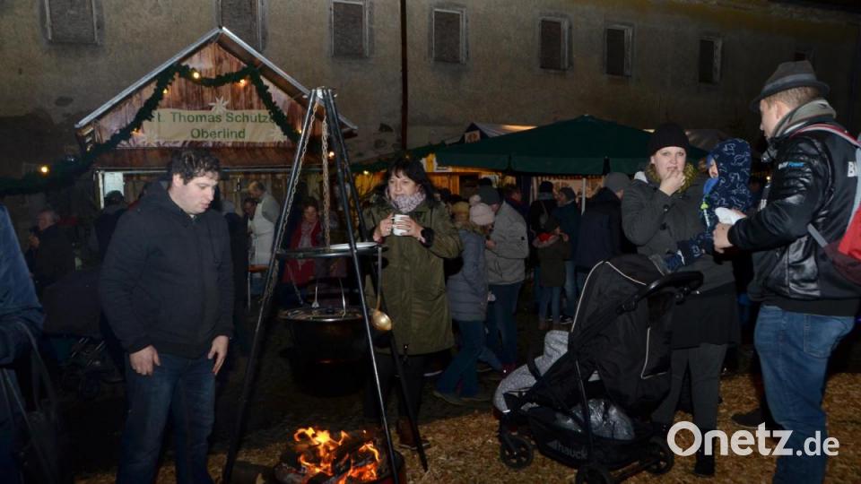 Um den Feuerkessel scharen sich die Besucher. Bild: dob