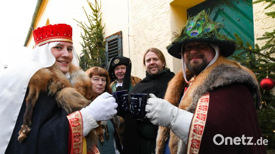 Auf dem Weihnachtsmarkt hat das mittelalterliche Gewandt auch einen großen Stellenwert. Bild: Freya Stoeckl