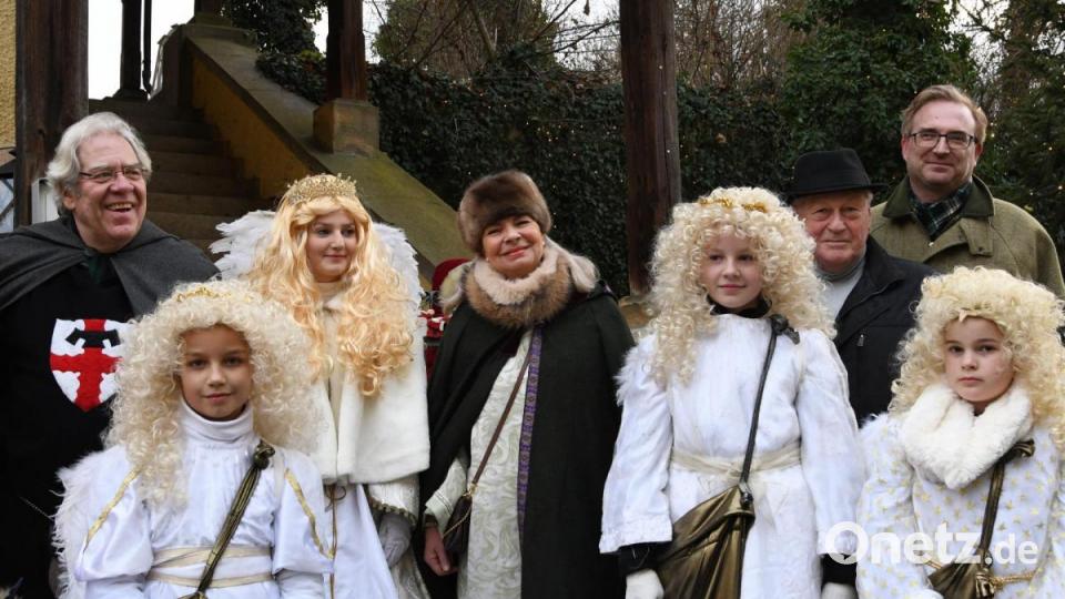 Graf Burkhard Beissel von Gymnich (links) mit dem Christkind Marie Schlagenhaufer (zweite von links, hinten) begrüßten mit Bürgermeister Johann Wilhelm (zweiter von rechts) und MdL Alexander Flierl die Weihnachtsmarktbesucher mit ihren Ansprachen. Bild: Freya Stoeckl