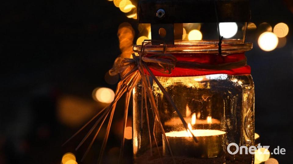 Stimmungsvolle Kerzenlichter beleuchten vielerorts und sorgen für vorweihnachtliche Stimmung. Bild: Freya Stoeckl