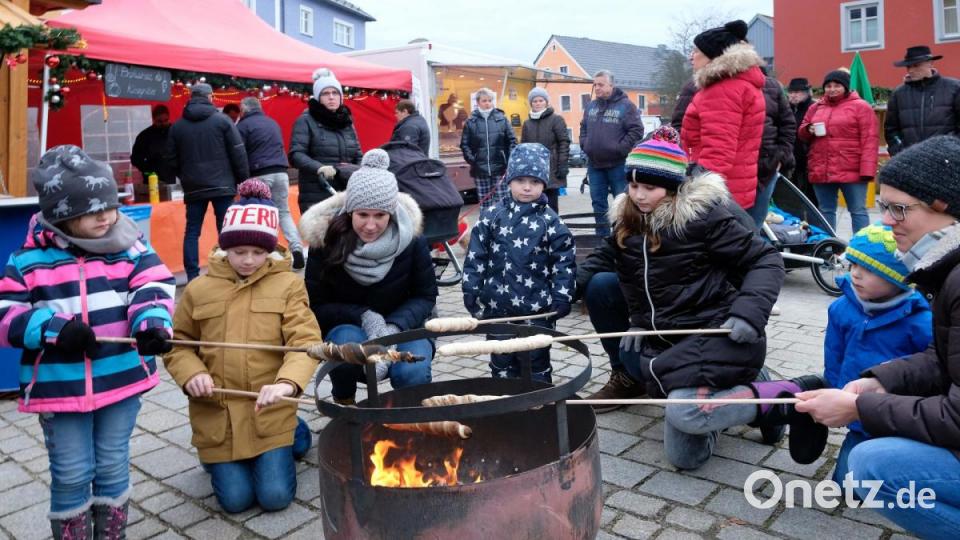Die Stockbrote der Feuerwehr Oberköblitz waren der Renner bei den Kleinen. Bild: twi