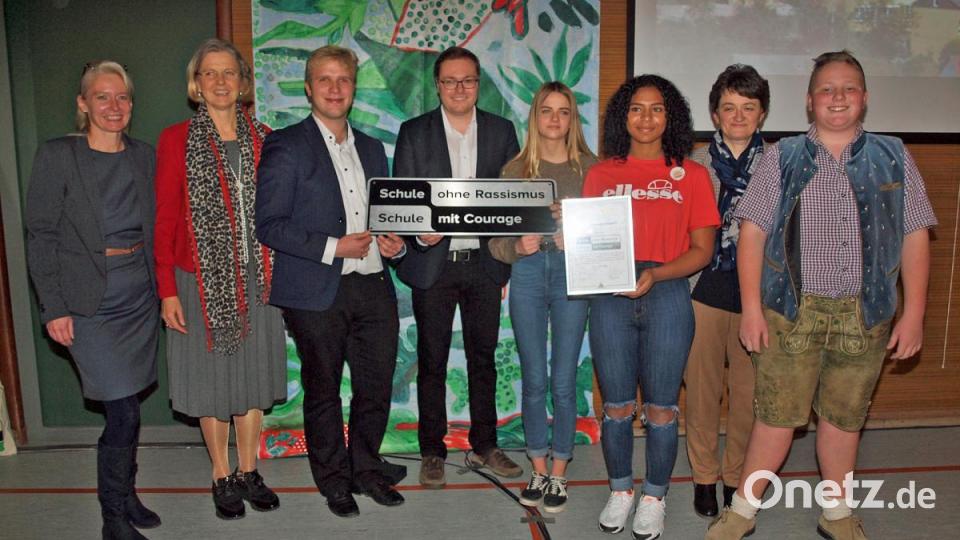 Rektorin Helga Gradl (Zweite von rechts) freute sich mit stellvertretender Schulleiterin Sabine Stopfer-Birner, Patin Elke Horsch und Initiator Sebastian Bäumler als Philipp Seitz, Vorsitzender der Bezirksjugendrings Oberpfalz, die Tafel „Schule ohne Rassismus – Schule mit Courage“ und Urkunde an die Schülersprecher Lea Leithold, Jennifer Seitz und Michael Drexler (von links) überreichte Bild: sön