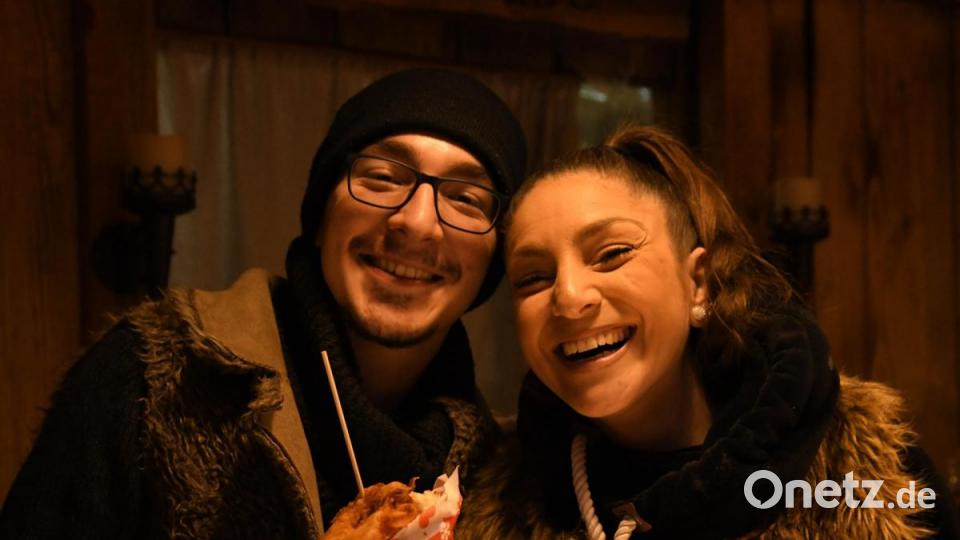Kevin und Sibel Sirin verwöhnen die Gäste an ihrem Stand &quot;Süße Sünde&quot; mit frischen Quarkbällchen, Apfelkücherl und Vielem mehr. Bild: Freya Stoeckl