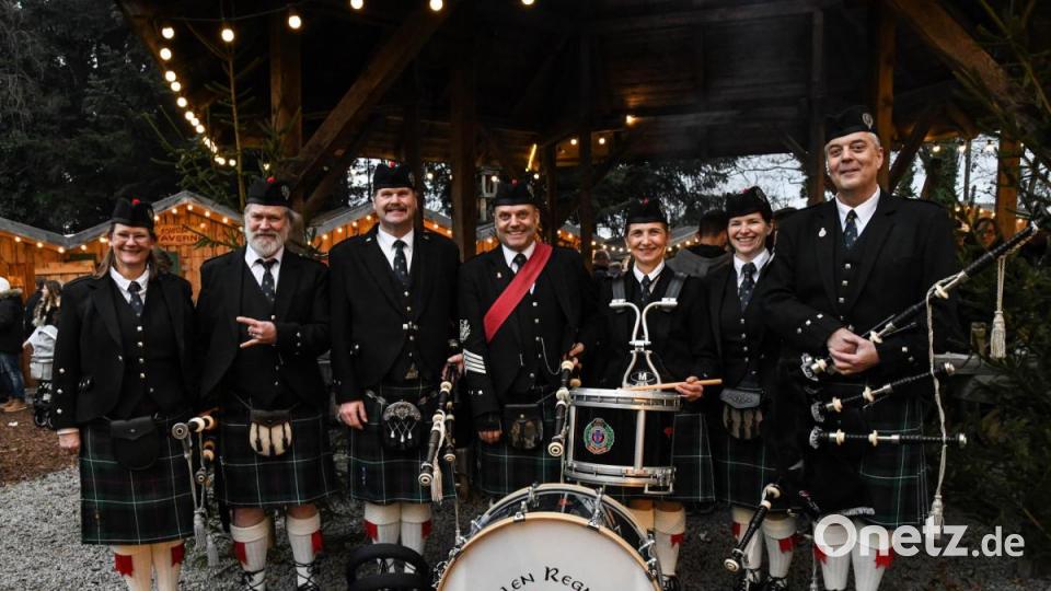Die Dudelsackspieler der Pipe Band begeistern mit tollen Klängen und weihnachtlichen Songs. Bild: Freya Stoeckl