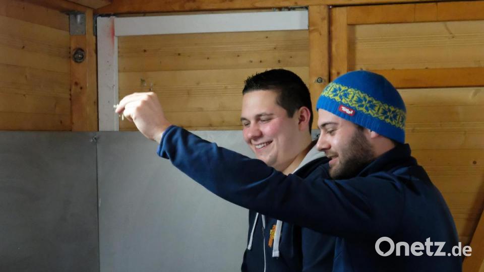 Max und Fabian üben Kässpätzle. Bild: twi
