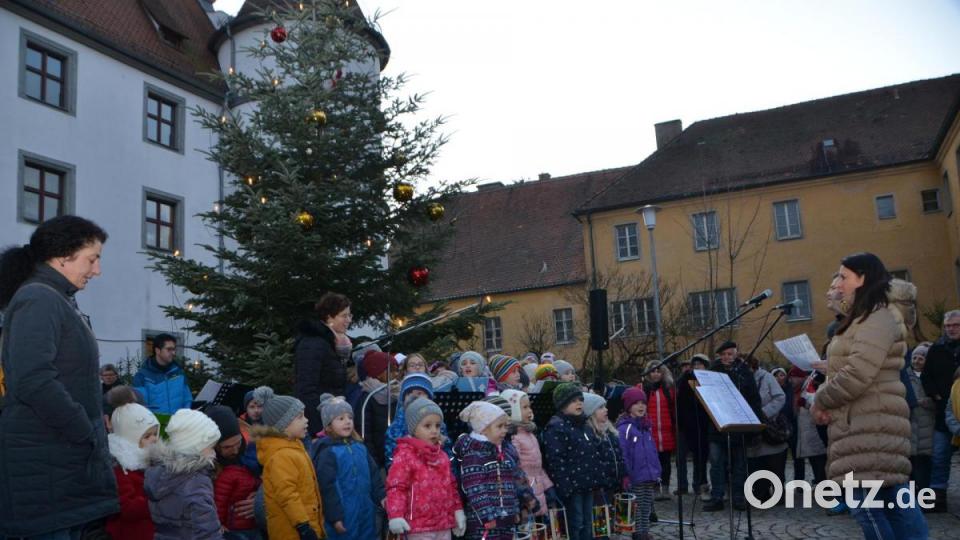 Die Mädchen und Buben aus dem städtischen Kindergarten Anton Ferazin aus Roggenstein kamen zusammen mit dem Kinderchor aus dem Luhetal und traten als &quot;Lichterkinder&quot; auf. Bild: dob