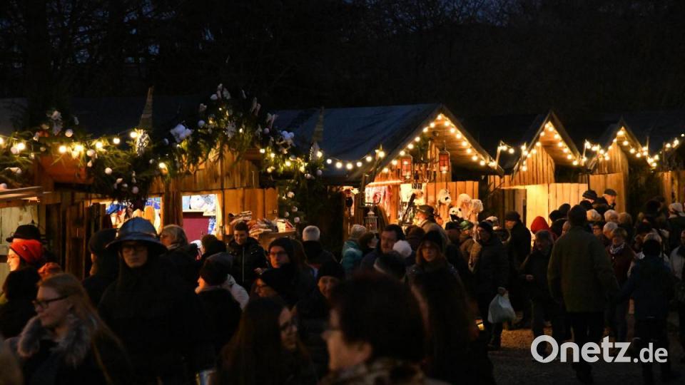 Budenzauber soweit das Auge reicht. Der Weihnachtsmarkt war bereits zur Eröffnungsveranstaltung sehr gut besucht. Bild: Freya Stoeckl