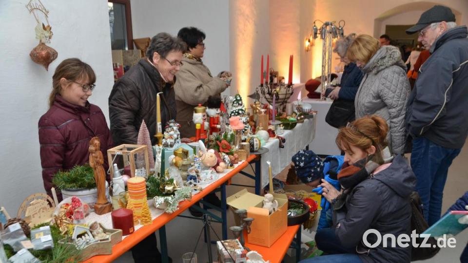 Christa Wildenauer mit ihrem &quot;Kunst und Krempel&quot;-Flohmarktstand war ebenfalls beim &quot;Advent im Schloss&quot; vertreten. Bild: dob
