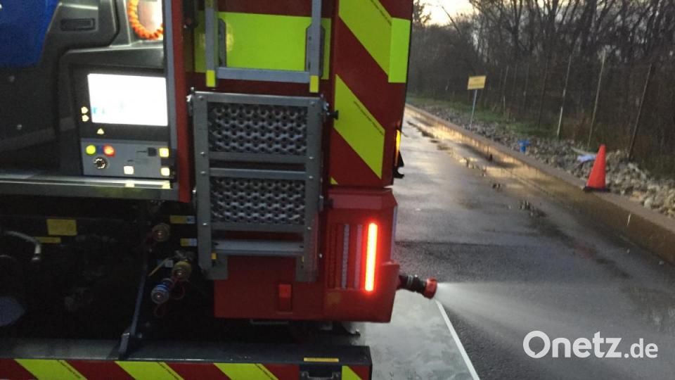 Hier wird &quot;Pump and Roll&quot; getestet - eine Löschtechnik, bei der das Feuerwehrauto quasi im Vorbeifahren löscht. Das Wasser, das dabei aus dem Stutzen rechts spritzt, könnte beispielsweise einen Feldbrand löschen. Bild: eik