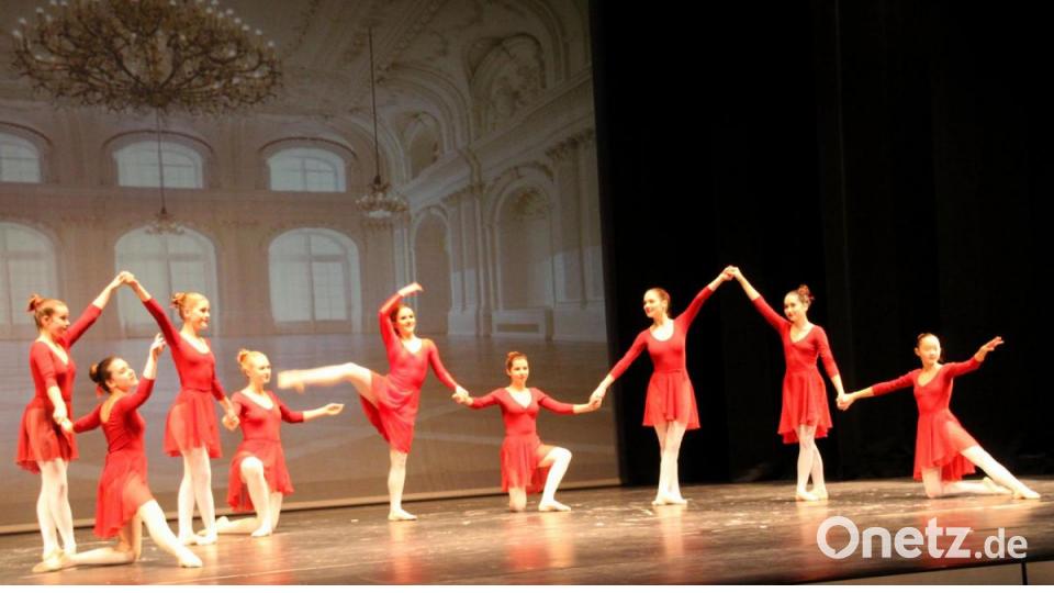 Auftritt der Tänzerinnen des B.I.S. Balletts Bild: Schönberger, Ferdinand [fsb]