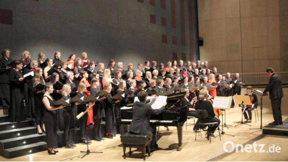 Der Weidener Kammerchor unter Leitung von Peter Pollinger mit dem „Elisen Quartett“ und Pianist Leonard Martynek Bild: fsb