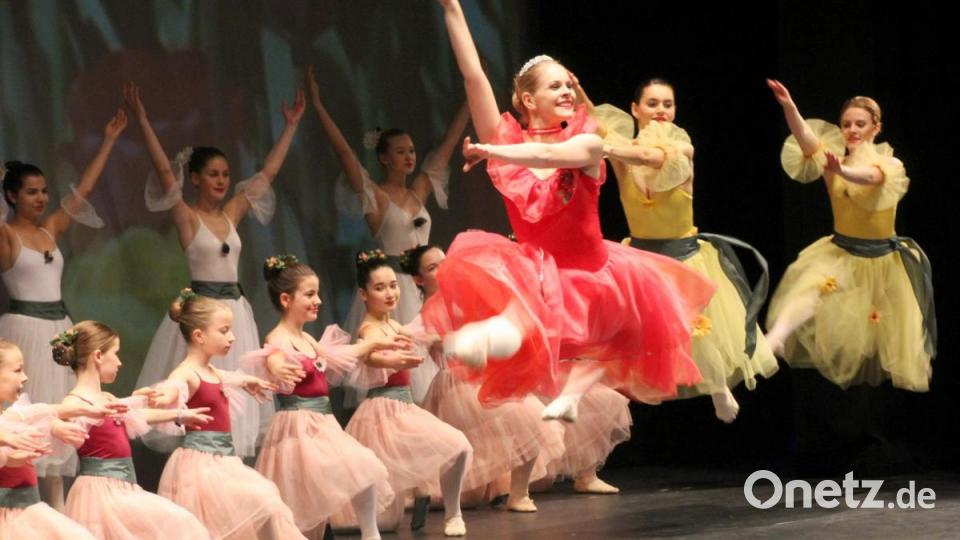 Auftritt der Tänzerinnen des B.I.S. Balletts Bild: Schönberger, Ferdinand [fsb]