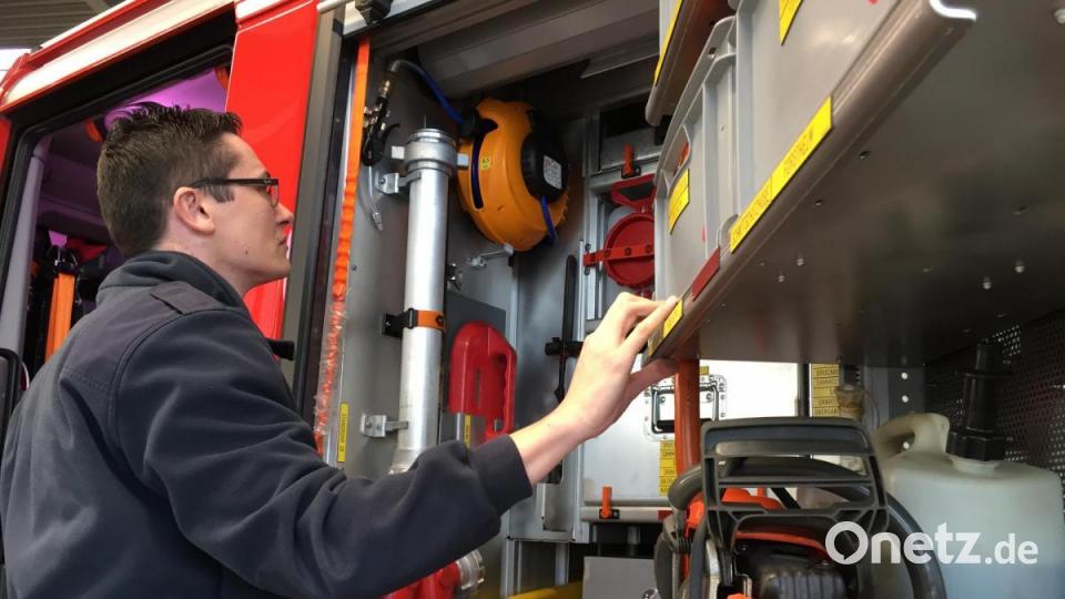 Hier geht&#039;s ans Eingemachte: Armin Daubenmerkl kontrolliert die Beladung des neuen Freudenberger Feuerwehrautos. Bild: eik