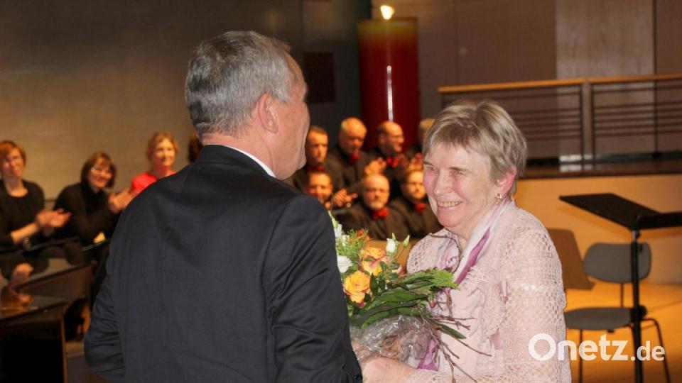 Schirmherr OB Seggewiß überreicht ihr zum Dank Blumen. Bild: fsb
