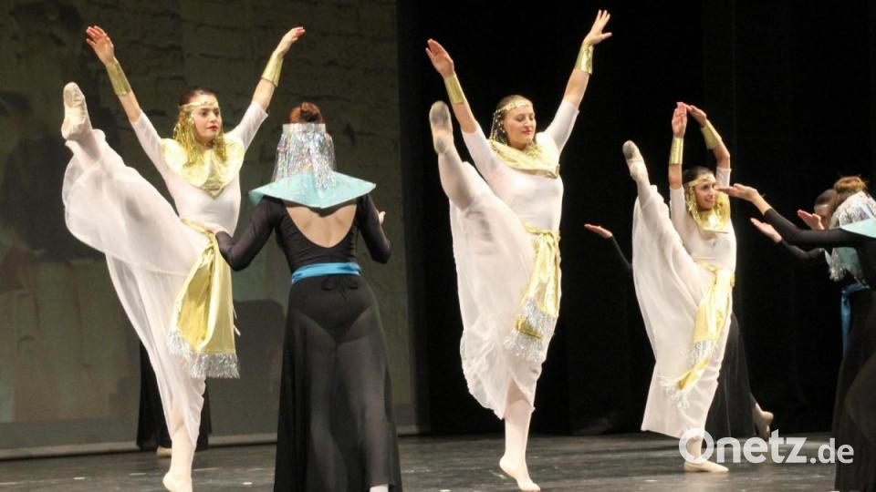 Auftritt der Tänzerinnen des B.I.S. Balletts Bild: Schönberger, Ferdinand [fsb]