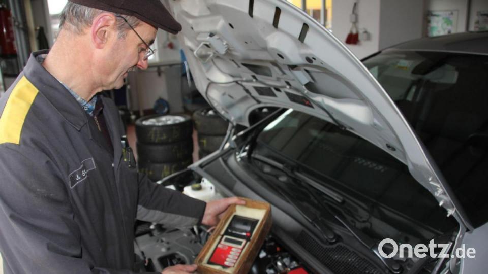 Mit einem sogenannten Batterie-Tester prüft Kfz-Meister Johann Gradl den Zustand einer Batterie. Bild: Konrad Rosner