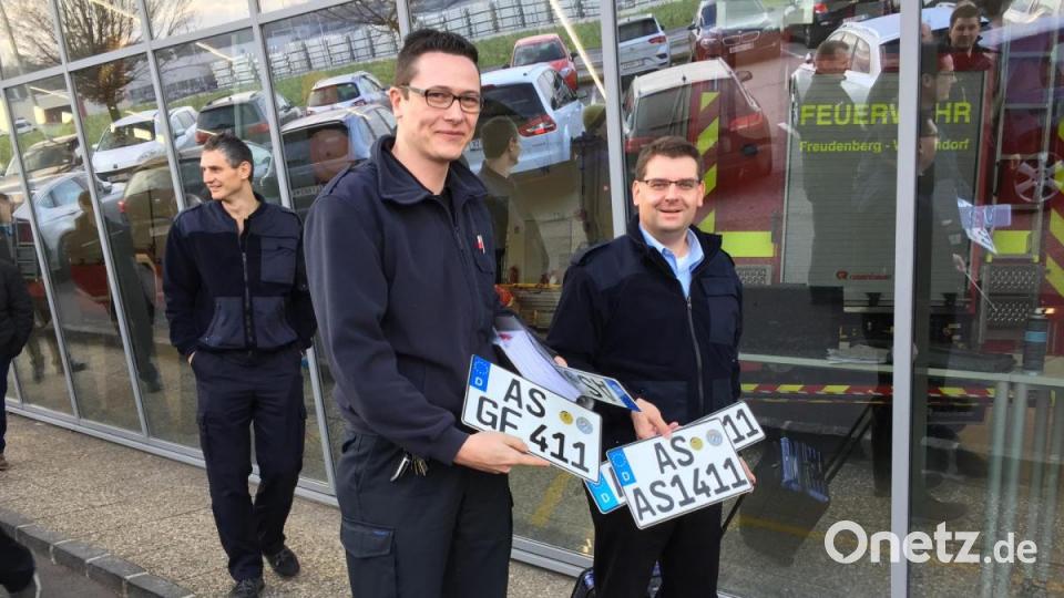Ankunft in Leonding am Donnerstag: Die Kommandanten Armin Daubenmerkl (Freudenberg-Wutschdorf) und Michael Werner (Schnaittenbach) haben schon die Kennzeichen für die neuen Feuerwehrfahrzeuge dabei. Bild: eik
