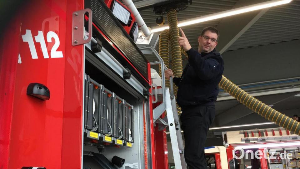 Hier ist der Schnaittenbacher Kommandant am Werk: Michael Werner klettert beim Abnahme-Check aufs neue Löschfahrzeug. Bild: eik