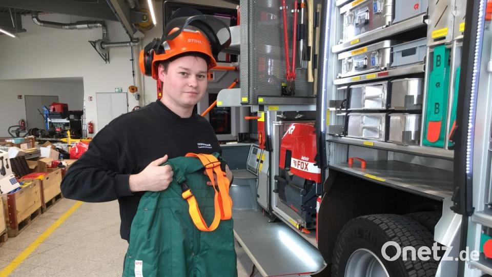Alles wird gecheckt. Michael Ries prüft die Aurüstung für Arbeiten mit der Motorsäge, Helm und Schnittschutzhose. Bild: eik