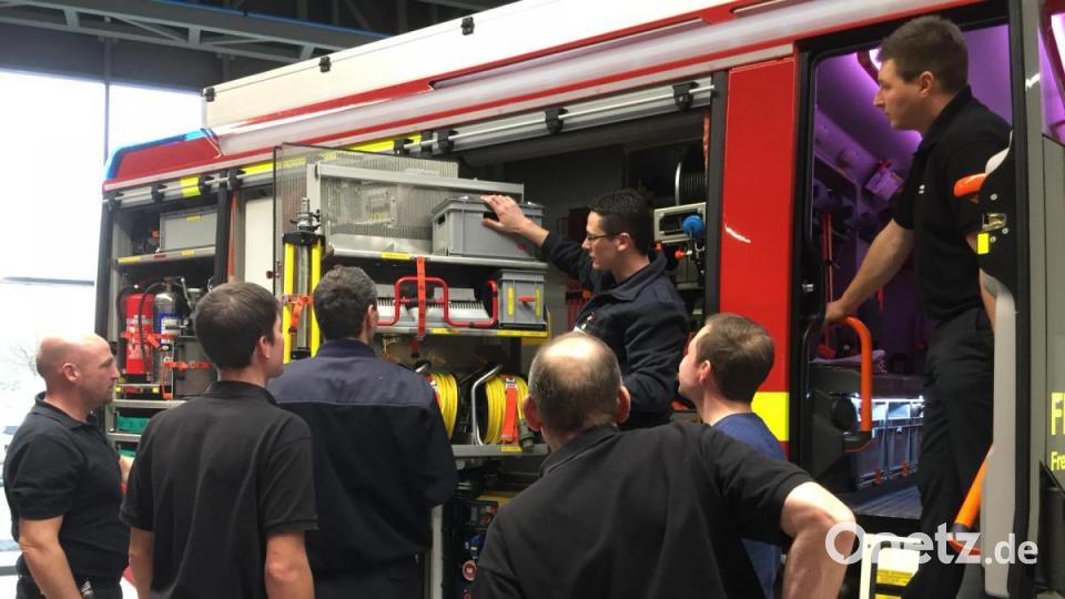 2 Stück Fahrzeugbeschriftung Feuerwehrfahrzeug mit Wappen - gerade