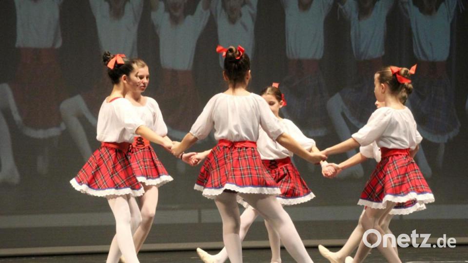 Auftritt der Tänzerinnen des B.I.S. Balletts Bild: Schönberger, Ferdinand [fsb]