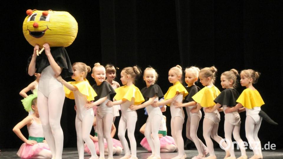 Auftritt der Tänzerinnen des B.I.S. Balletts Bild: Schönberger, Ferdinand [fsb]