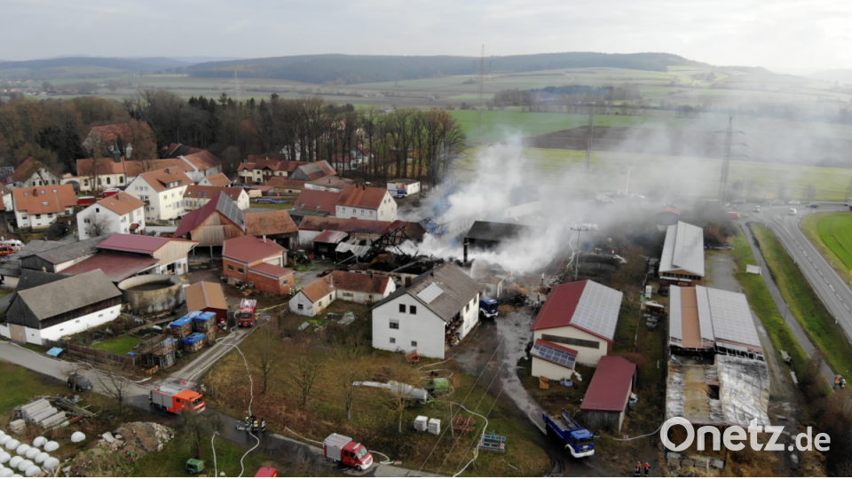 Rechts am Bildrand unterhalb der abgebrannten Scheune ist das zerstörte Dach eines anderen Bauernhofes zu sehen. Dort hatten Brandstifter Ende Oktober Feuer gelegt. Die Ursache des Brandes am frühen Montagmorgen ist dagegen noch unklar. Bild: Gustl Beer