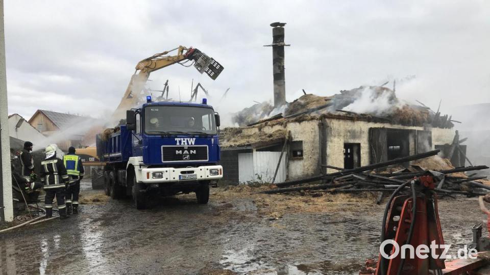 Das Technische Hilfswerk kümmert sich darum, dass das Heu auseinandergeräumt wird. Ansonsten können immer wieder Flammen züngeln. Bild: Gabi Schönberger