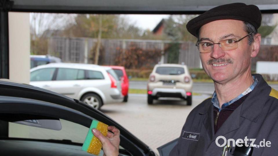 Der Schwamm ist getränkt mit einem Mittel zur Gummipflege. Johann Gradl reinigt damit die Türgummis. Die Pflege bietet auch Schutz vor vereisten Türen. Bild: Konrad Rosner