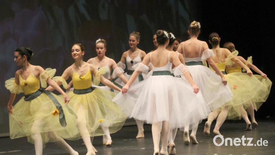 Auftritt der Tänzerinnen des B.I.S. Balletts Bild: Schönberger, Ferdinand [fsb]
