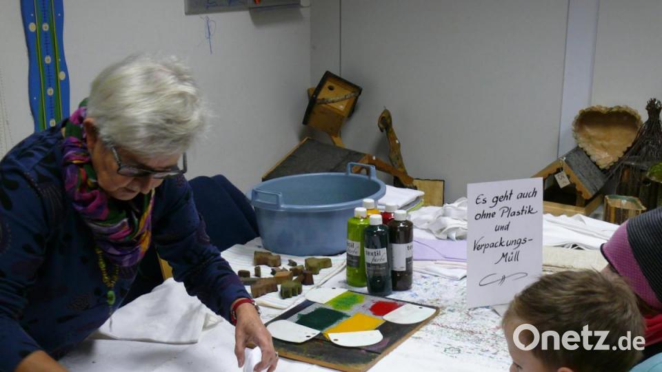 Mit den Kindern wurden Stoffbeutel bedruckt. Bild: ga