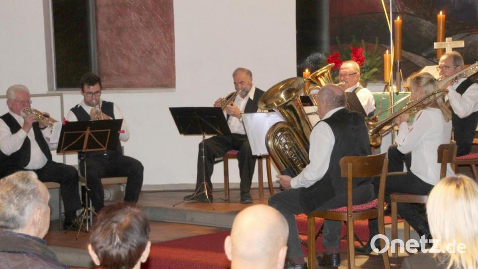 Die Musiker präsentieren den Besuchern in der Kirche St. Markus "Geistliche Abendmusik". Bild: fsb