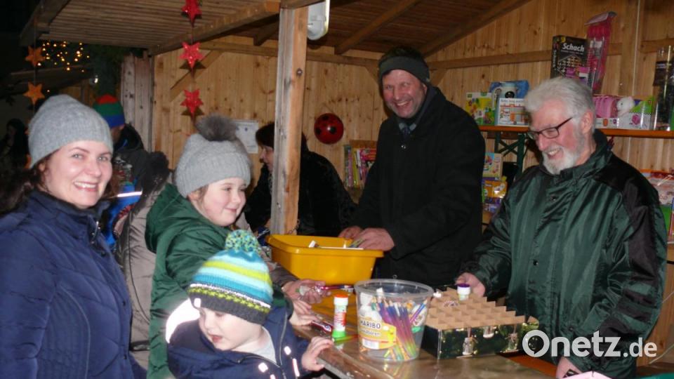 Freude über Tombolapreise. Bild: ga