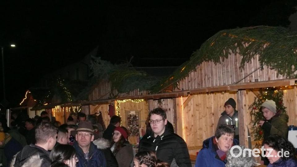 Zwangloses Treffen beim Adventsmarkt. Bild: ga